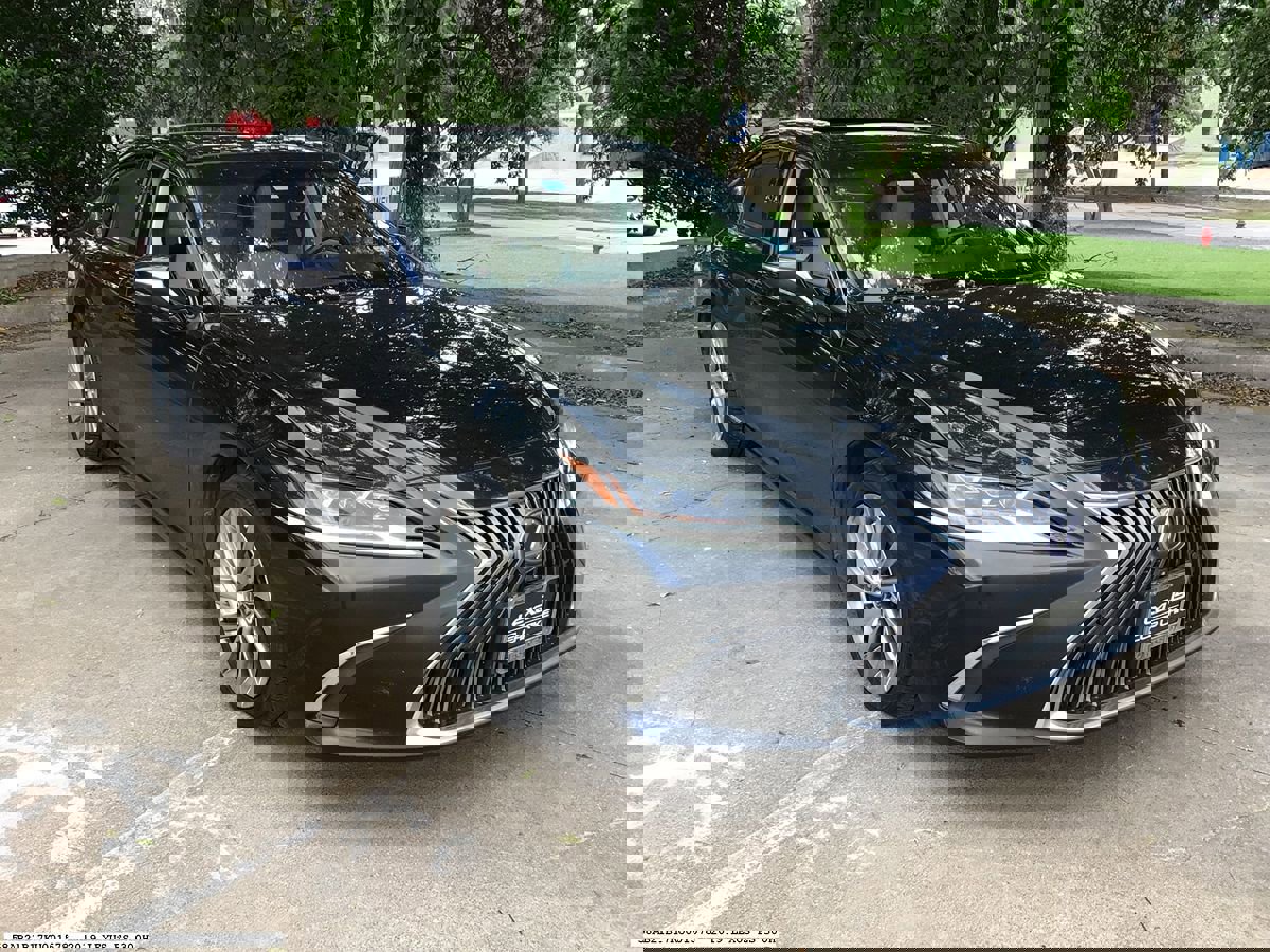 Used 2019 Lexus ES 300h Ultra Luxury w/ Accessory Package 2 image 4