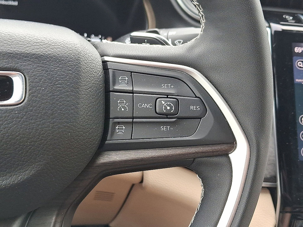 Used 2025 Jeep Grand Cherokee L Limited w/ Black Appearance Package AWD/4WD image 18