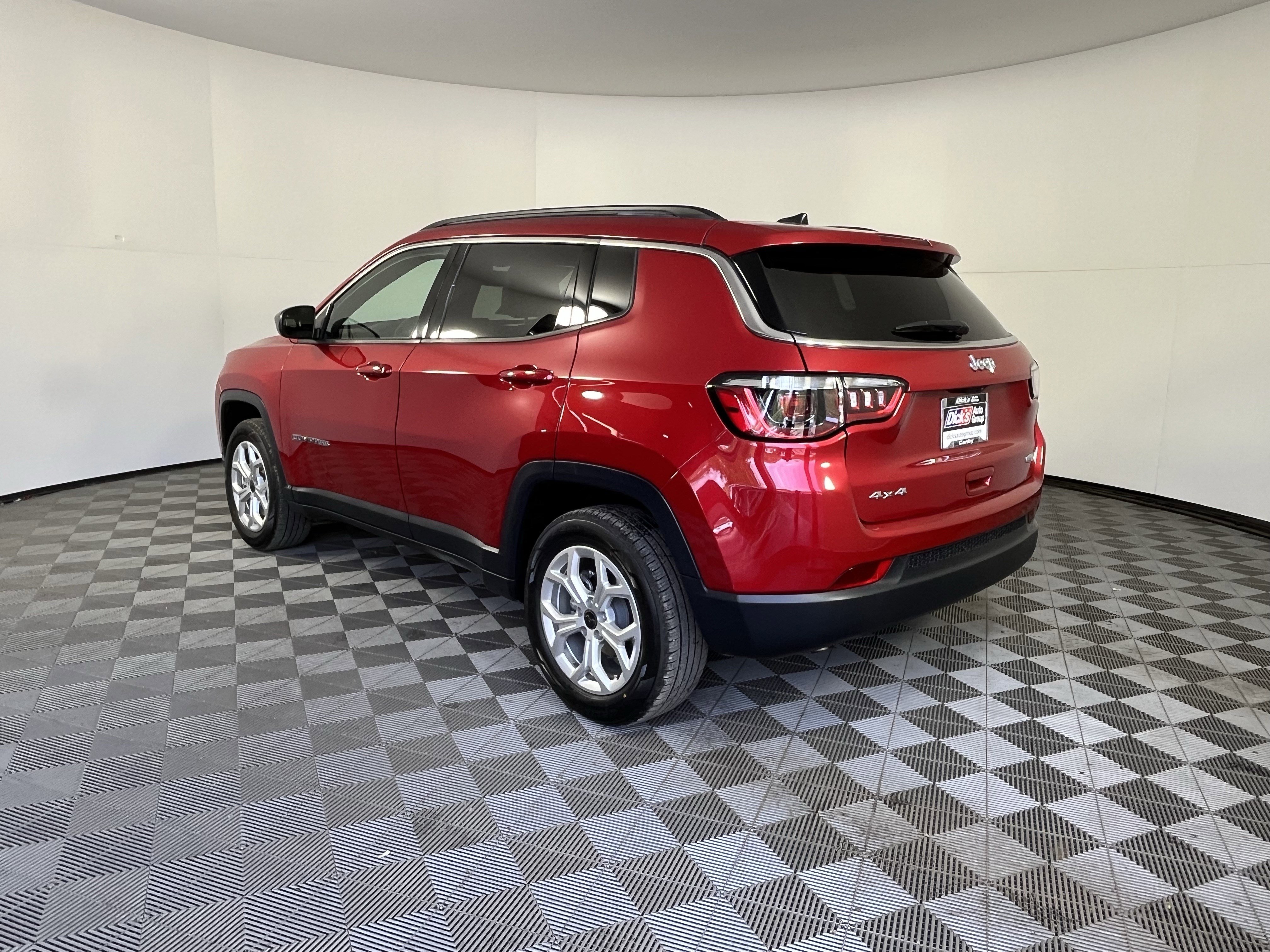 Used 2025 Jeep Compass Latitude w/ Sun & Sound Group image 2