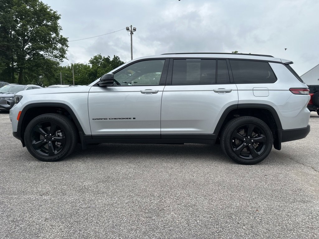 Used 2023 Jeep Grand Cherokee L Laredo image 12
