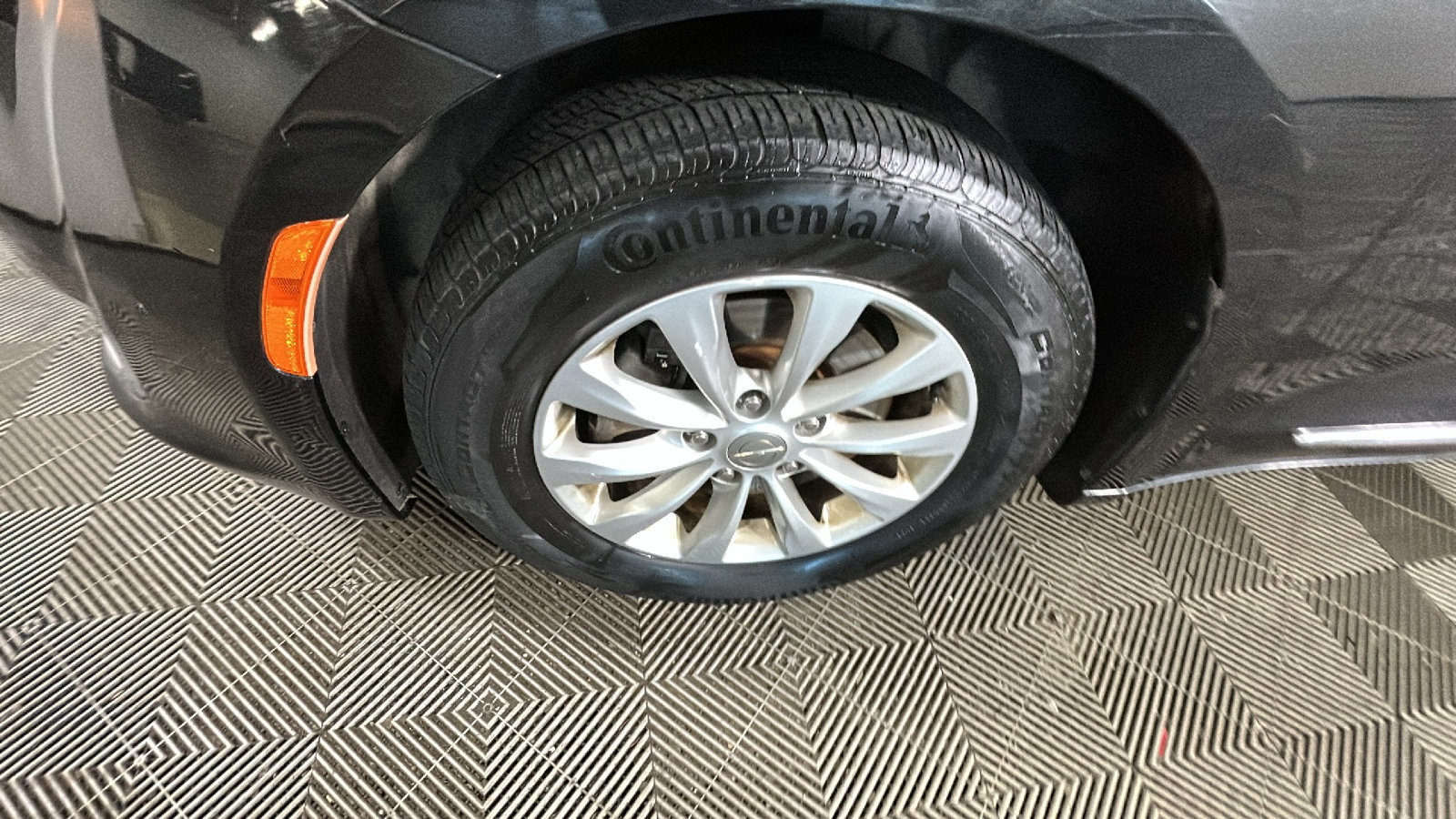 Used 2017 Chrysler Pacifica Touring-L FWD image 11