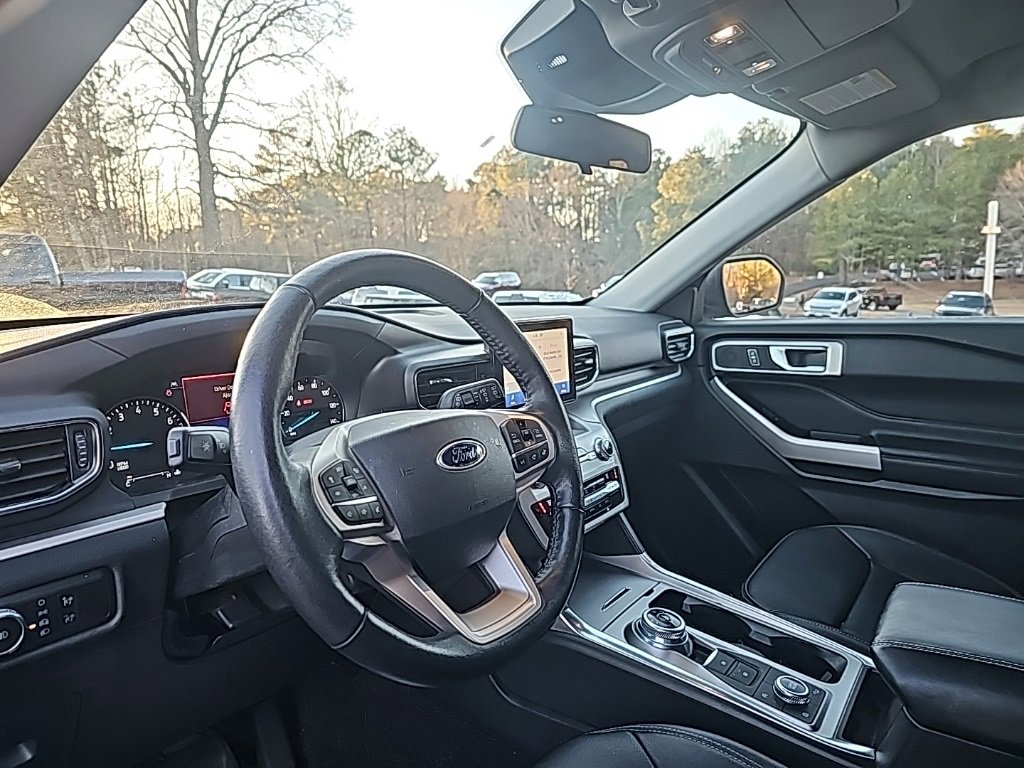 Used 2021 Ford Explorer XLT w/ Equipment Group 202A image 7