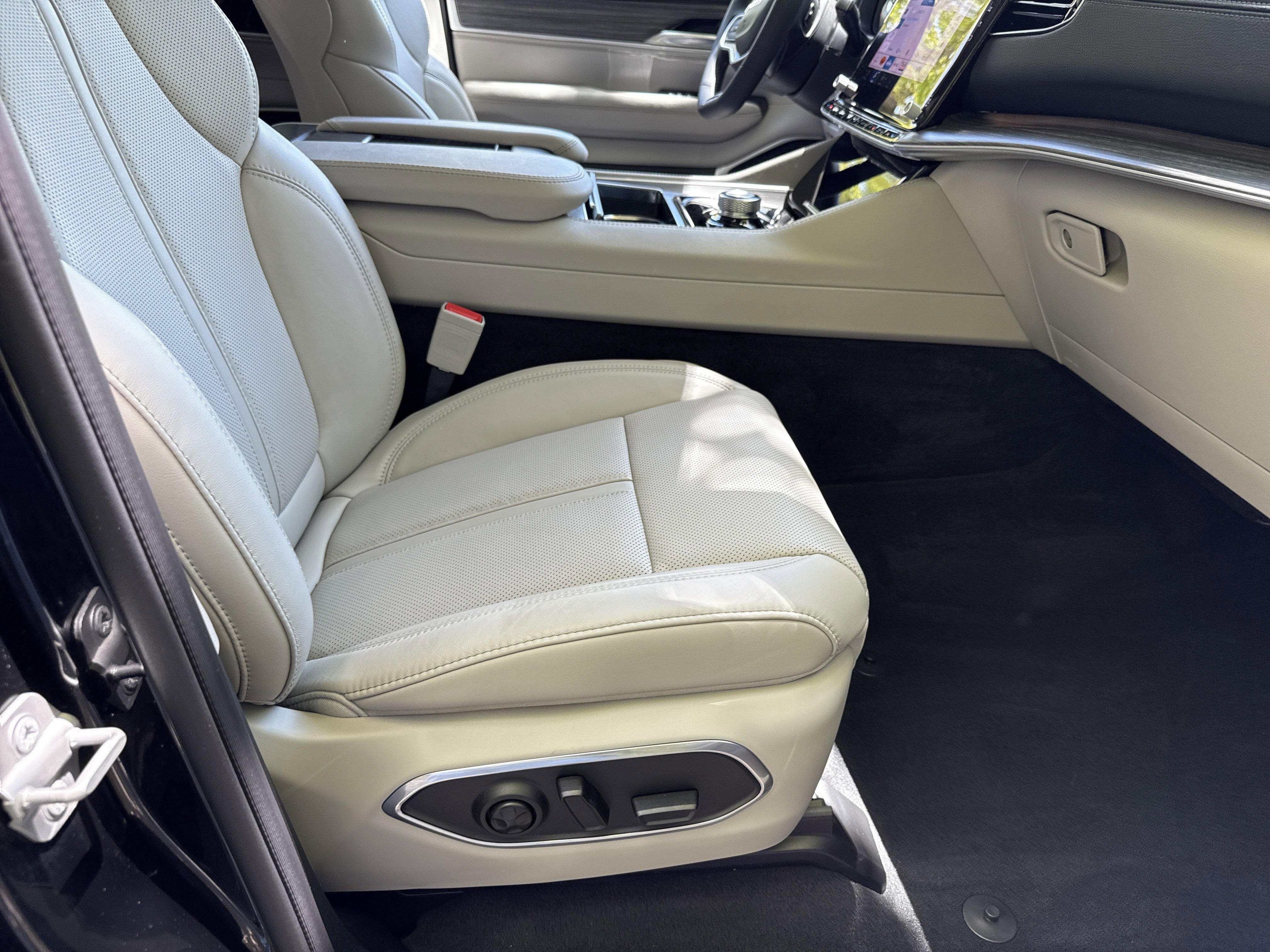 Used 2024 Jeep Wagoneer Series II w/ Premium Group I RWD image 13