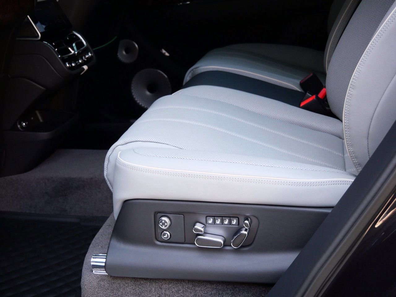 Used 2025 Bentley Bentayga Extended Wheelbase AWD/4WD image 22