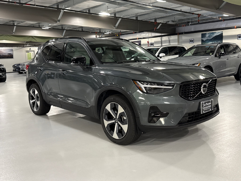 Certified 2026 Volvo XC40 B5 Plus AWD/4WD image 1