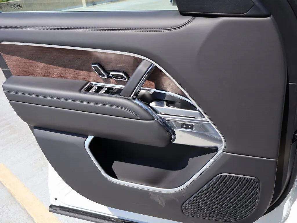 Used 2024 Land Rover Range Rover SE image 17