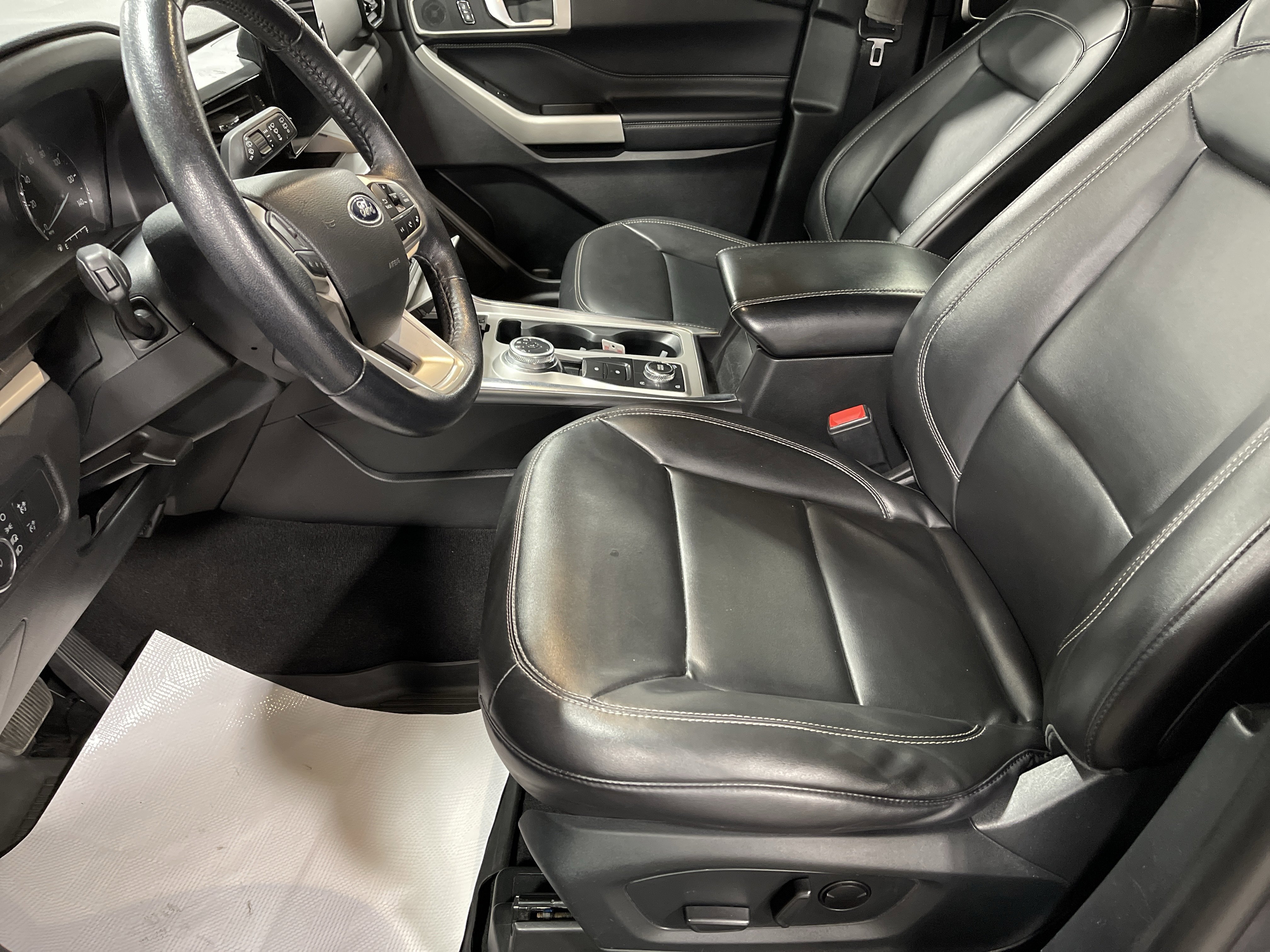 Used 2022 Ford Explorer XLT w/ Equipment Group 202A image 9