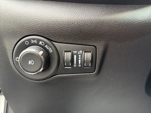 Used 2023 Jeep Compass Limited image 19
