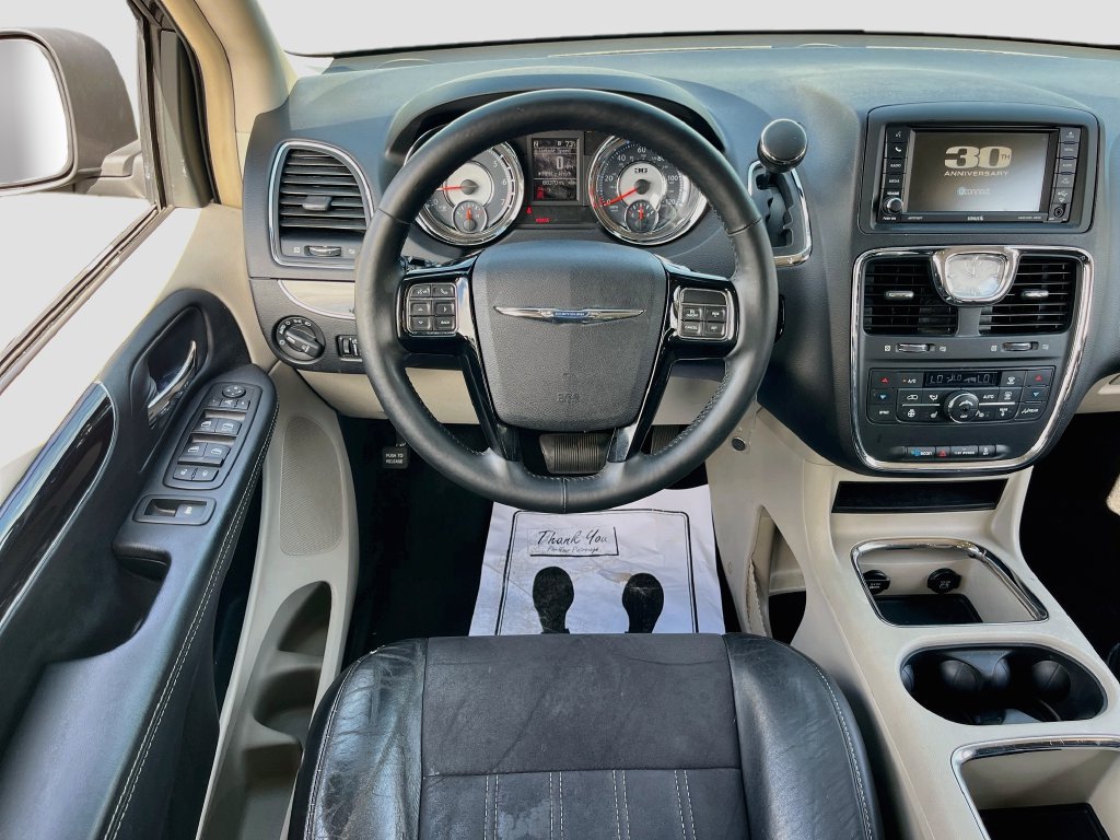 Used 2014 Chrysler Town & Country Touring-L FWD image 20