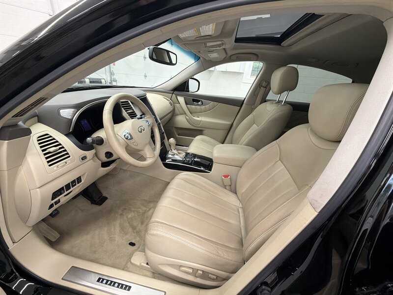 Used 2017 INFINITI QX70 AWD w/ Premium Package image 10