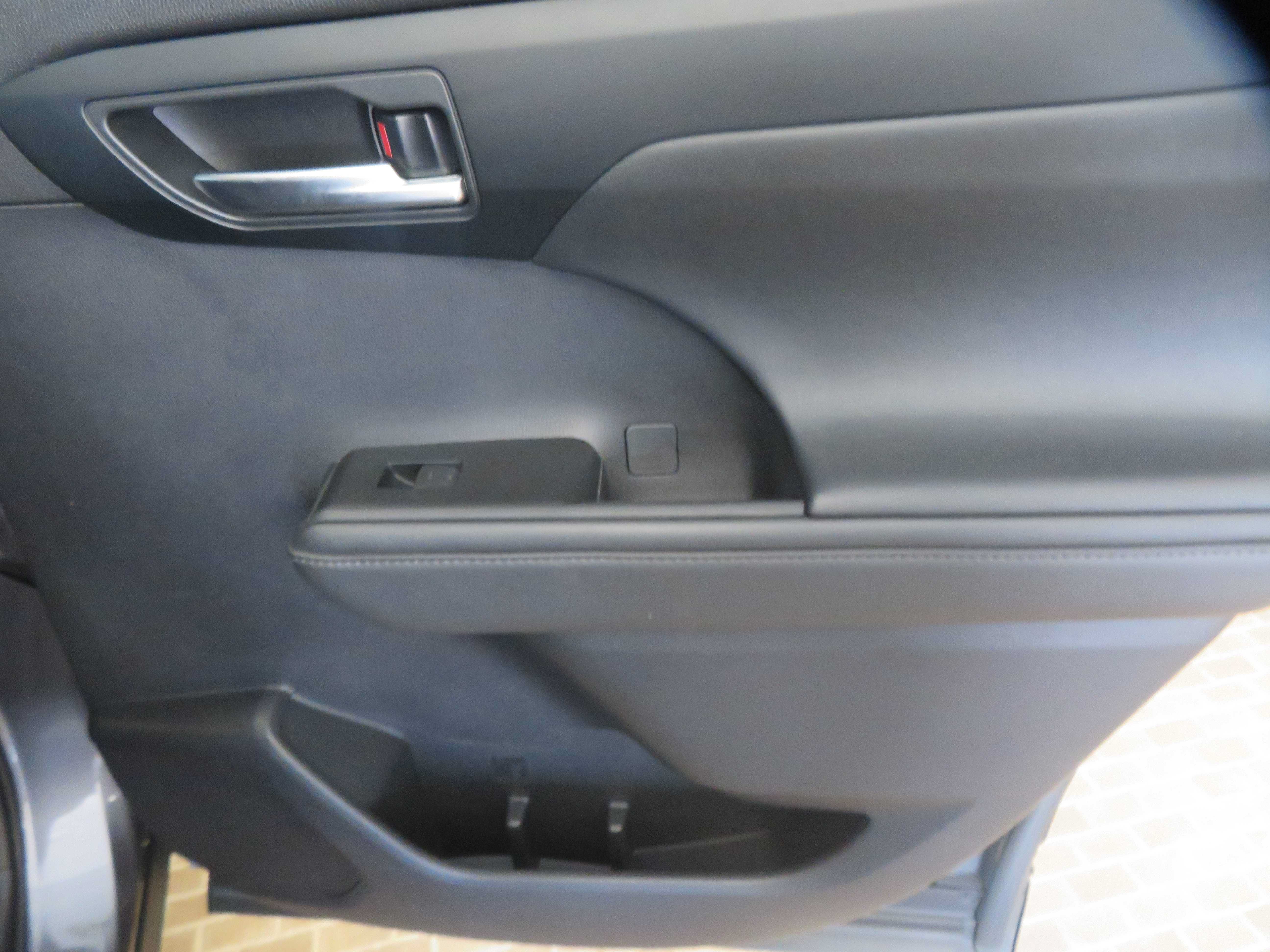 Used 2020 Toyota Highlander XLE FWD image 24