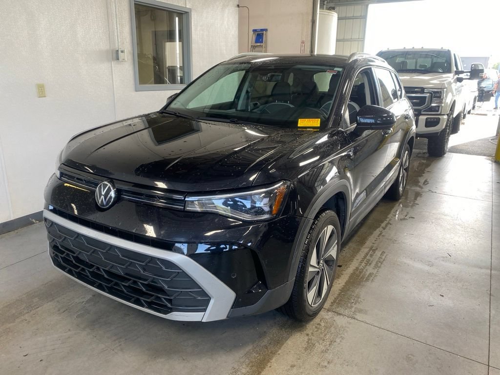 Used 2025 Volkswagen Taos SE AWD/4WD image 2