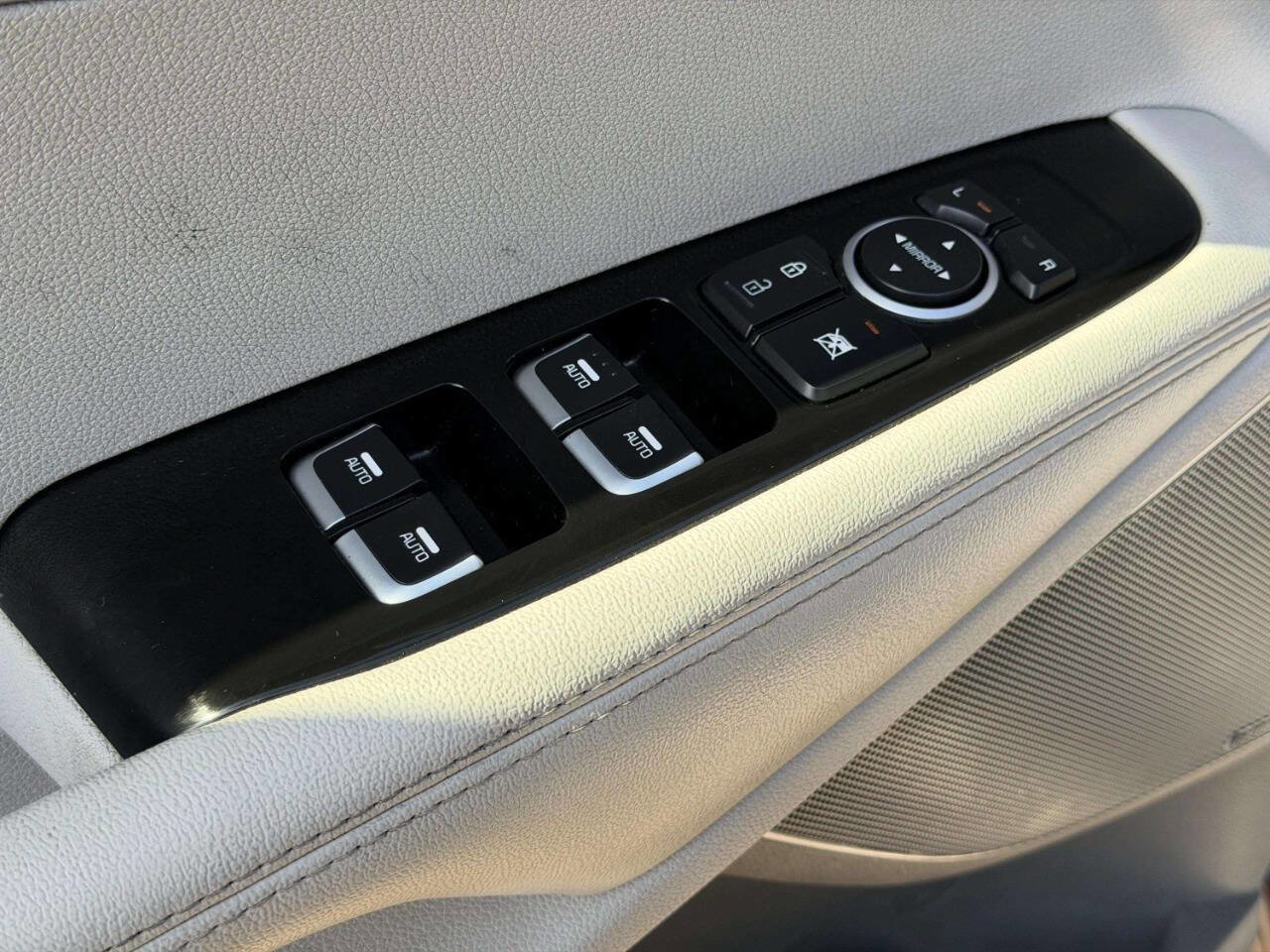 Used 2019 Kia Sorento SX image 11