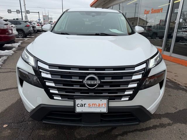 Used 2024 Nissan Rogue SV image 2