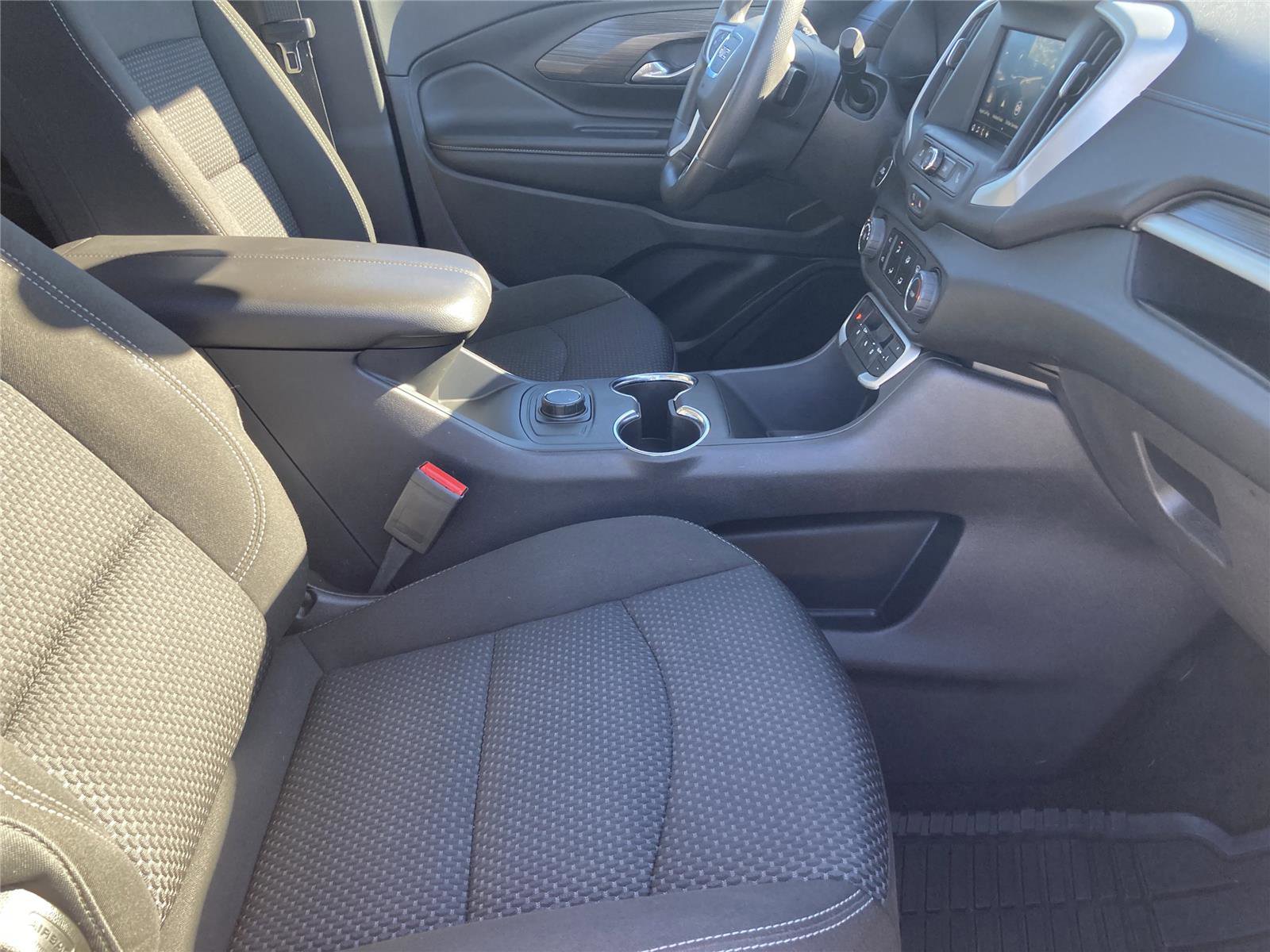 Used 2024 GMC Terrain SLE image 28