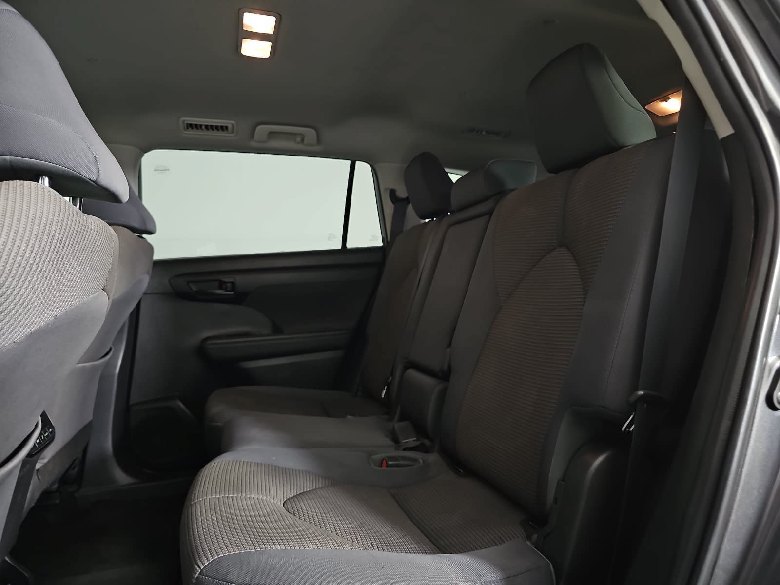 Used 2022 Toyota Highlander LE AWD/4WD image 14