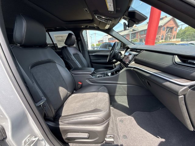 New 2026 Jeep Grand Cherokee Altitude AWD/4WD image 39