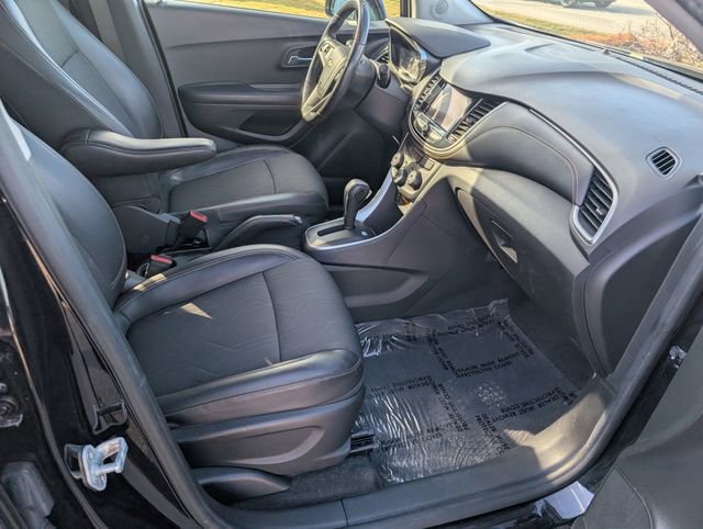 Used 2022 Chevrolet Trax LT w/ LT Convenience Package image 4