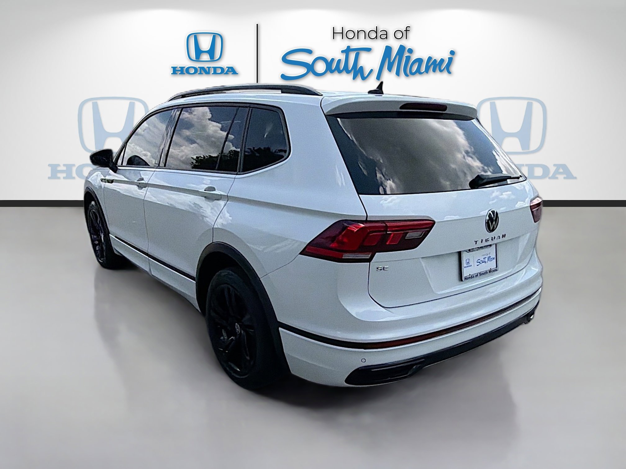 Used 2024 Volkswagen Tiguan SE R-Line FWD image 5