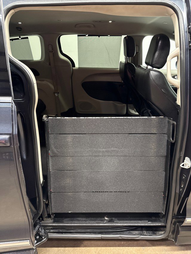 Used 2020 Chrysler Pacifica Touring-L image 30