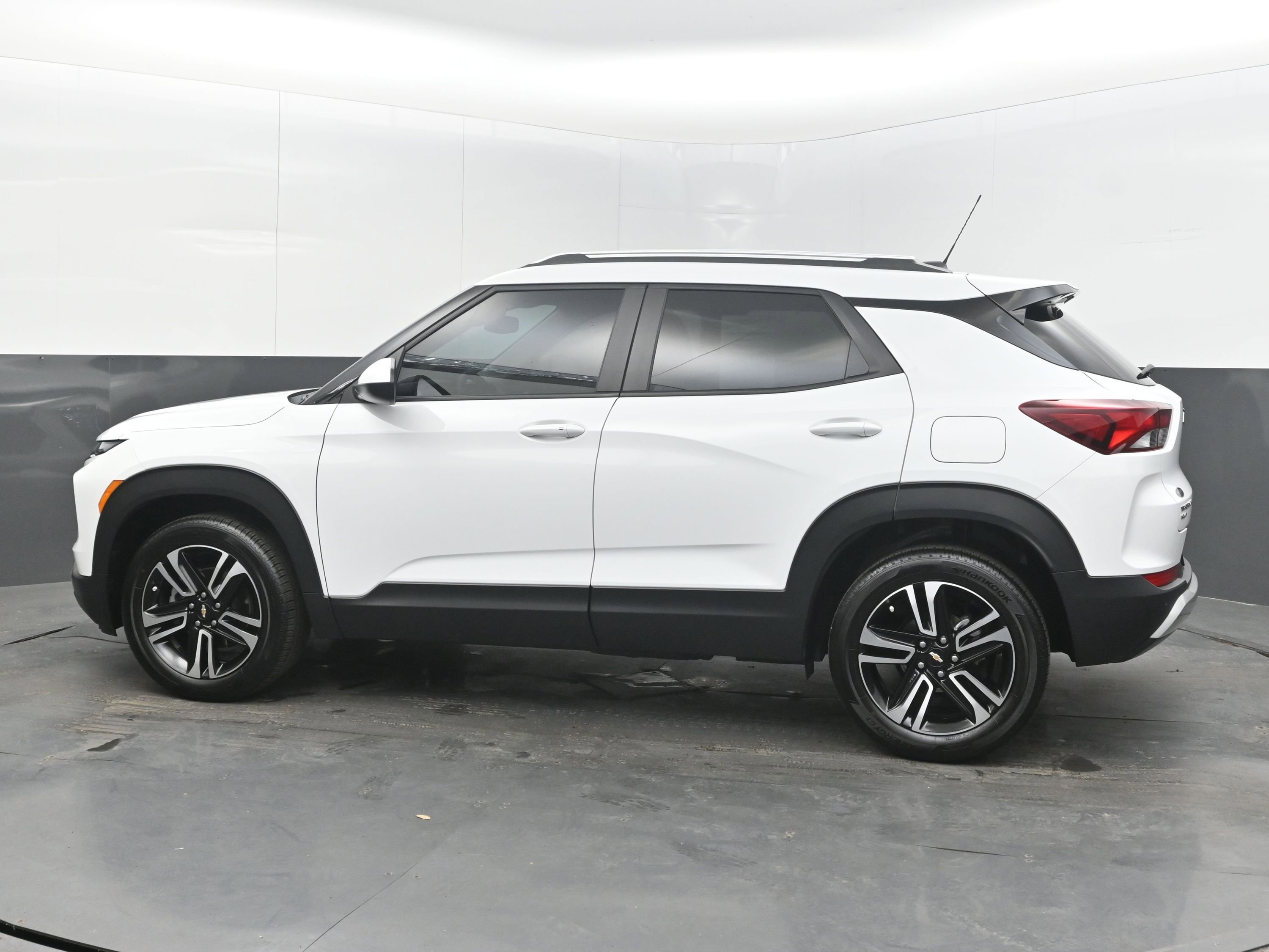 Used 2024 Chevrolet TrailBlazer LT w/ Convenience Package AWD/4WD image 7