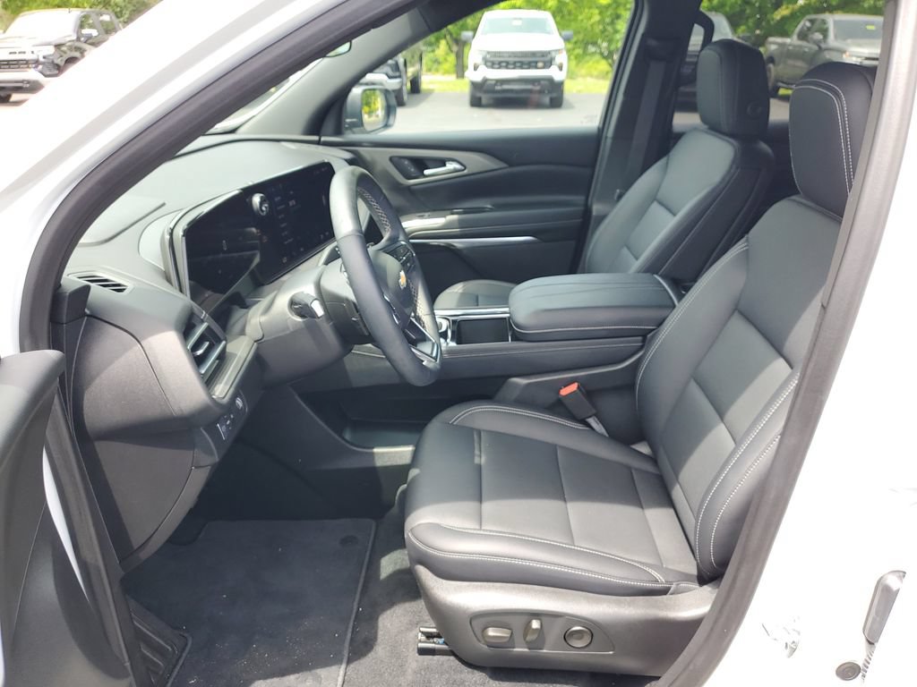 Used 2025 Chevrolet Traverse LT w/ Driver Confidence Package FWD image 5