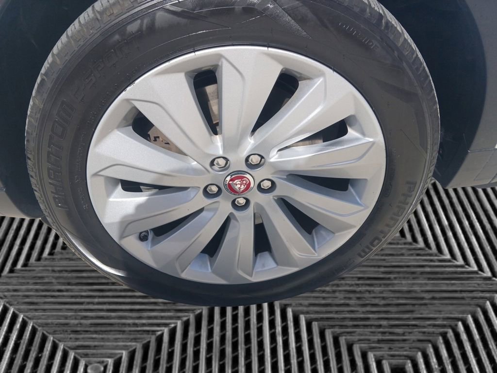 Used 2020 Jaguar E-PACE SE image 9