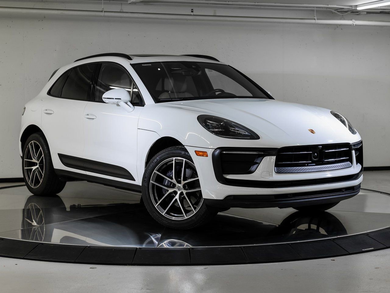 Certified 2023 Porsche Macan image 9