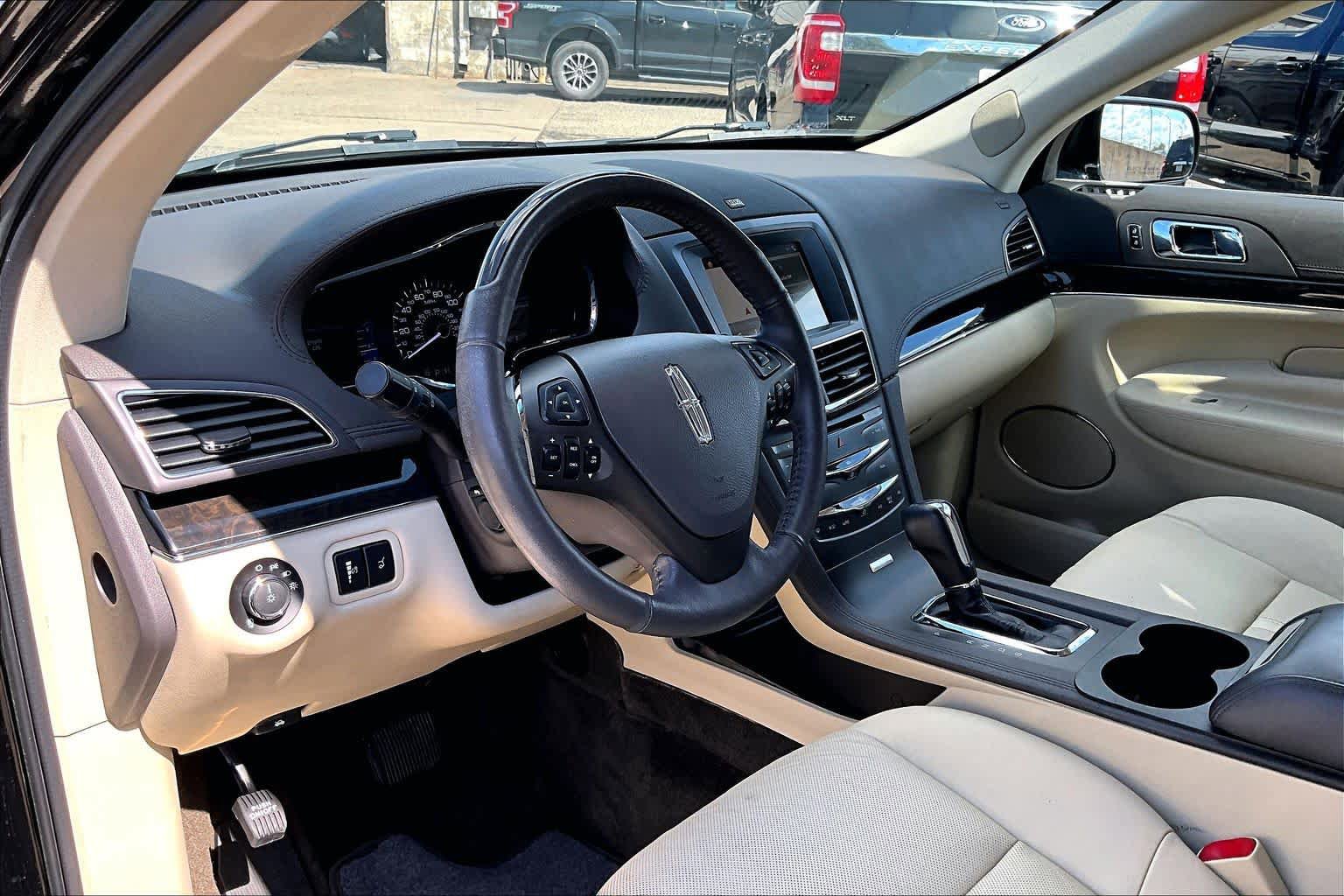 Used 2018 Lincoln MKT AWD image 20