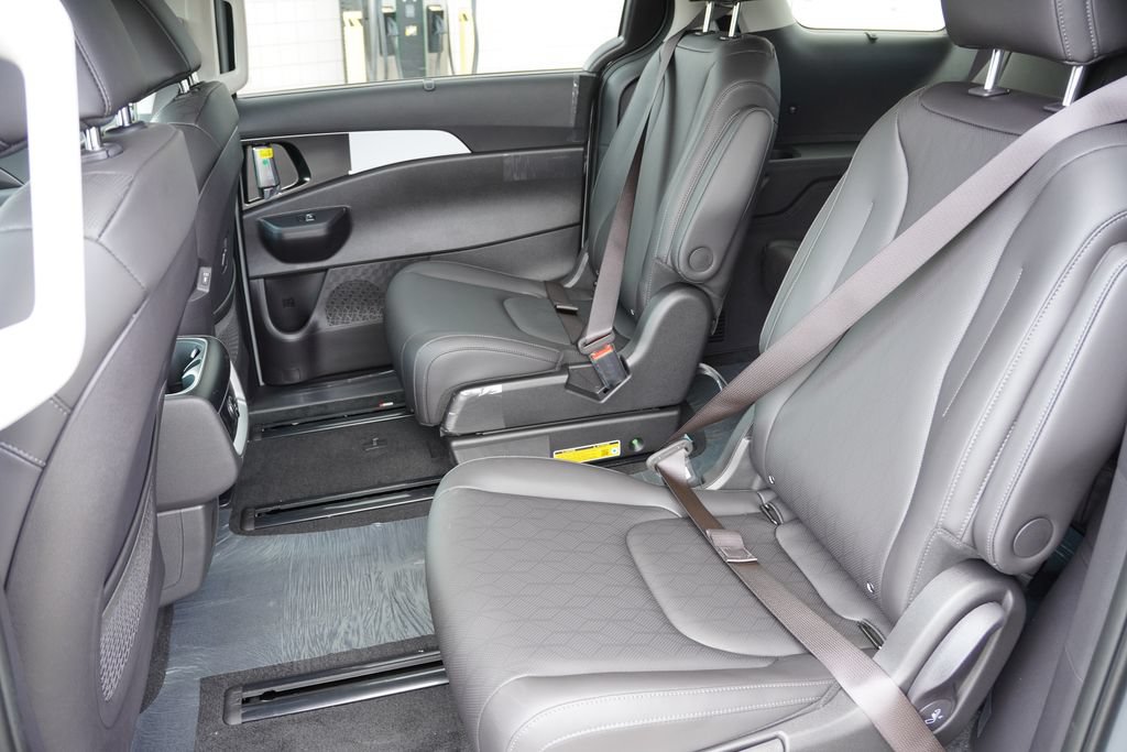 New 2027 Kia Carnival EX FWD image 11