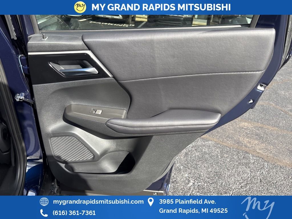 New 2025 Mitsubishi Outlander SE image 15