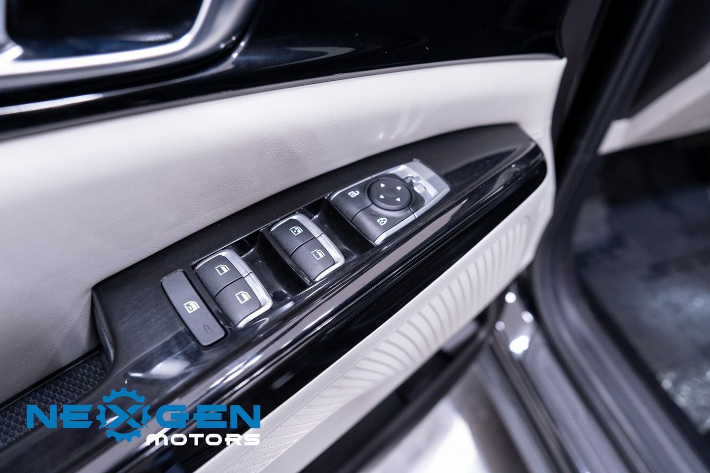 Used 2024 Kia Carnival EX image 21