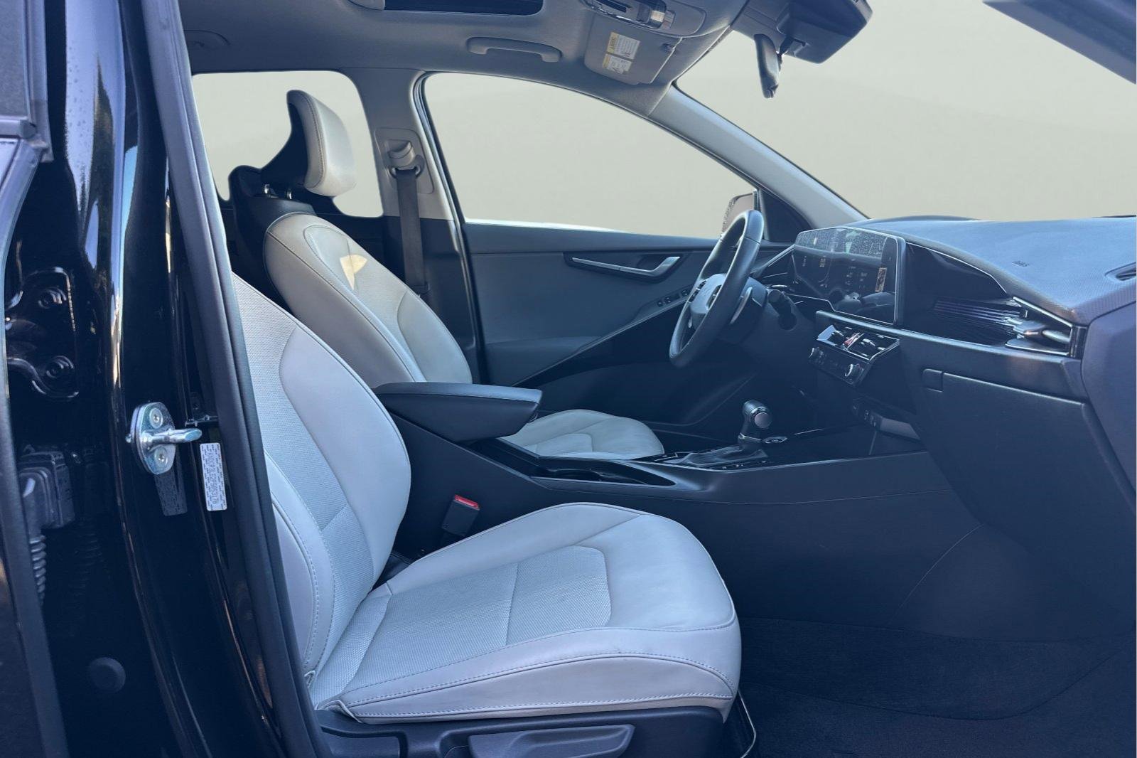 Used 2023 Kia Niro EX Touring image 19