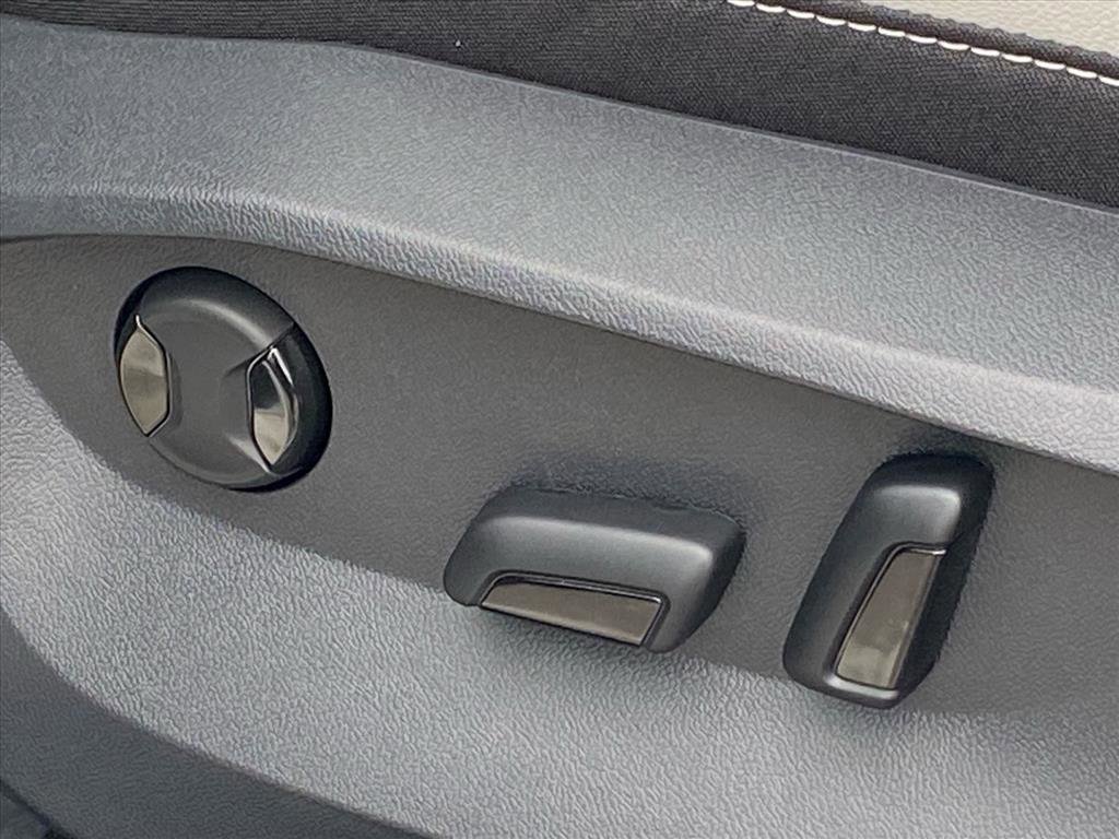 New 2026 Volkswagen Taos SE image 3