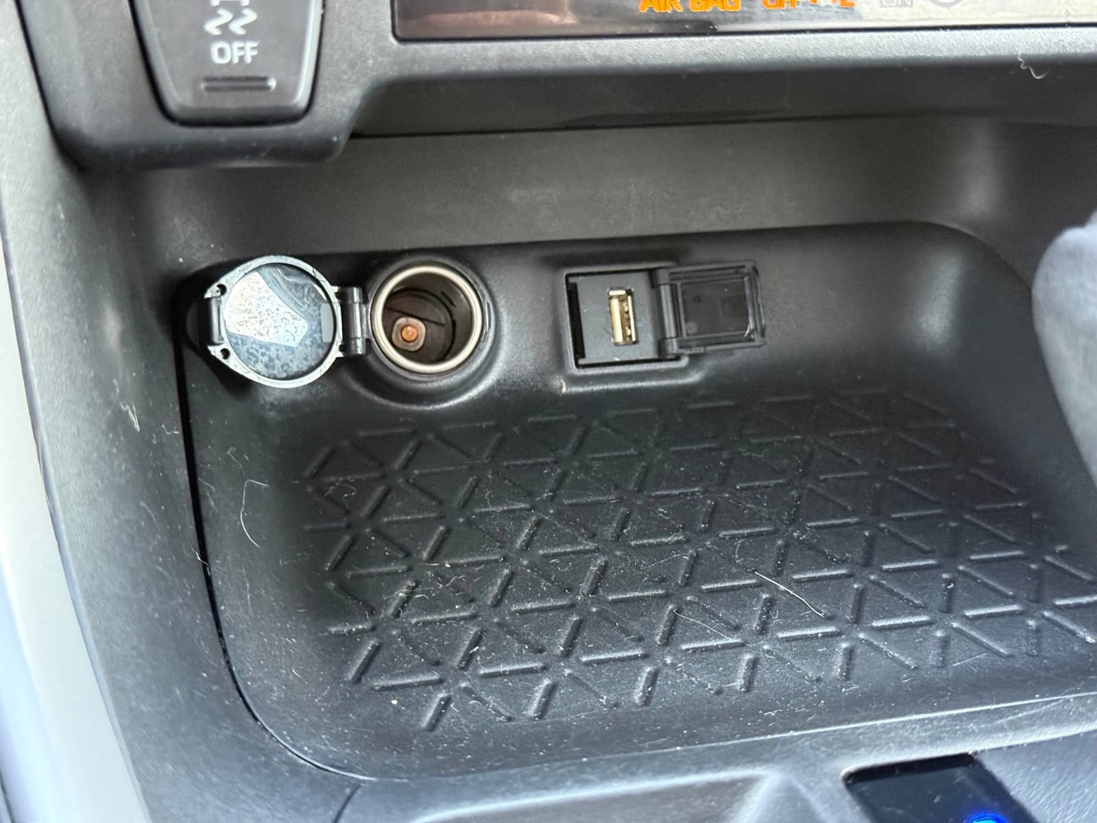 Used 2021 Toyota RAV4 LE AWD/4WD image 22