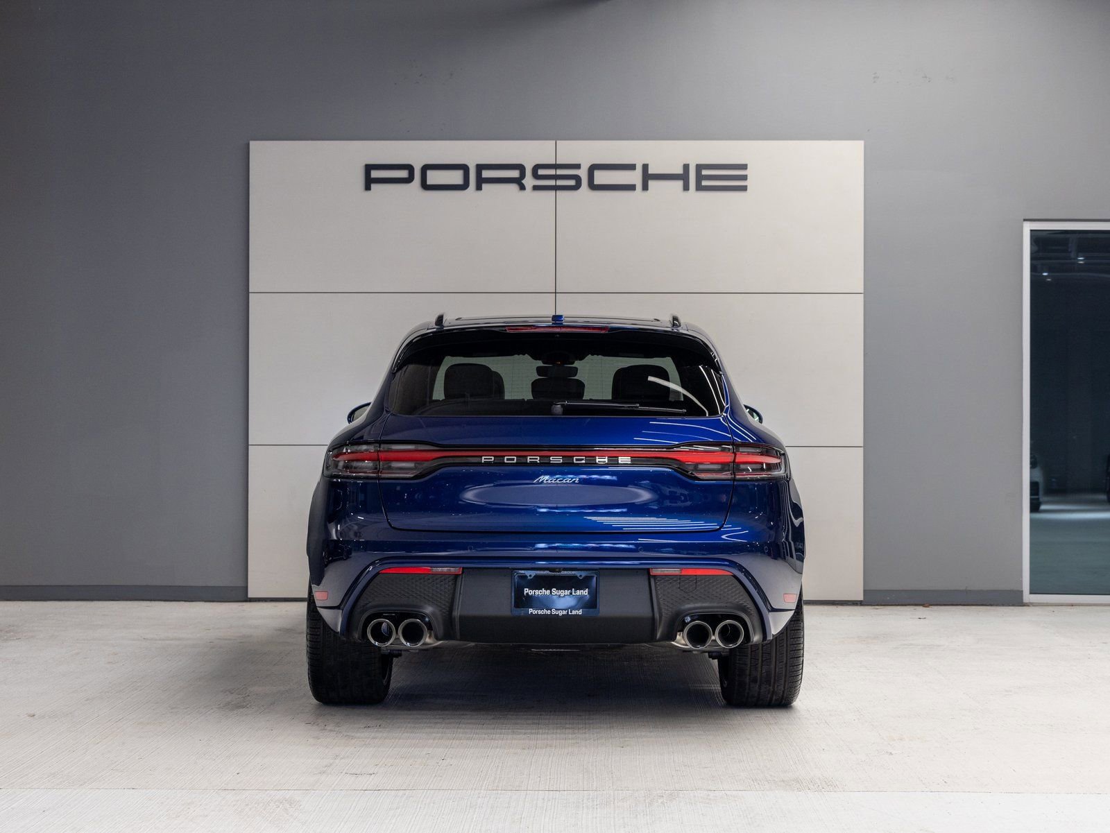 Certified 2025 Porsche Macan AWD/4WD image 6