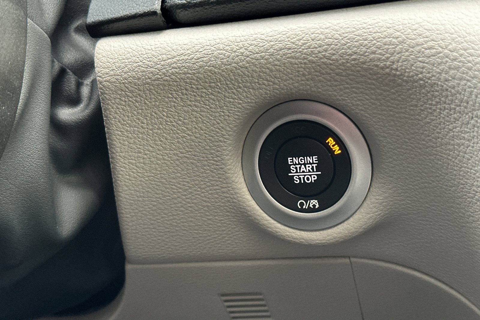 Used 2023 Chrysler Pacifica Limited w/ Uconnect Theater Family Group image 27