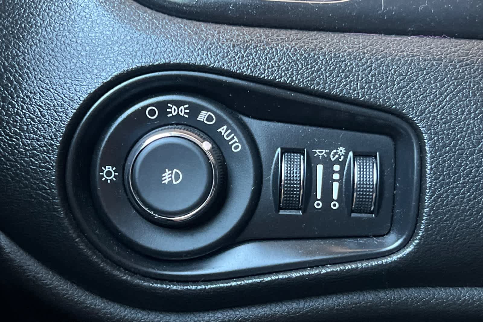 Used 2018 Jeep Renegade Latitude FWD image 29