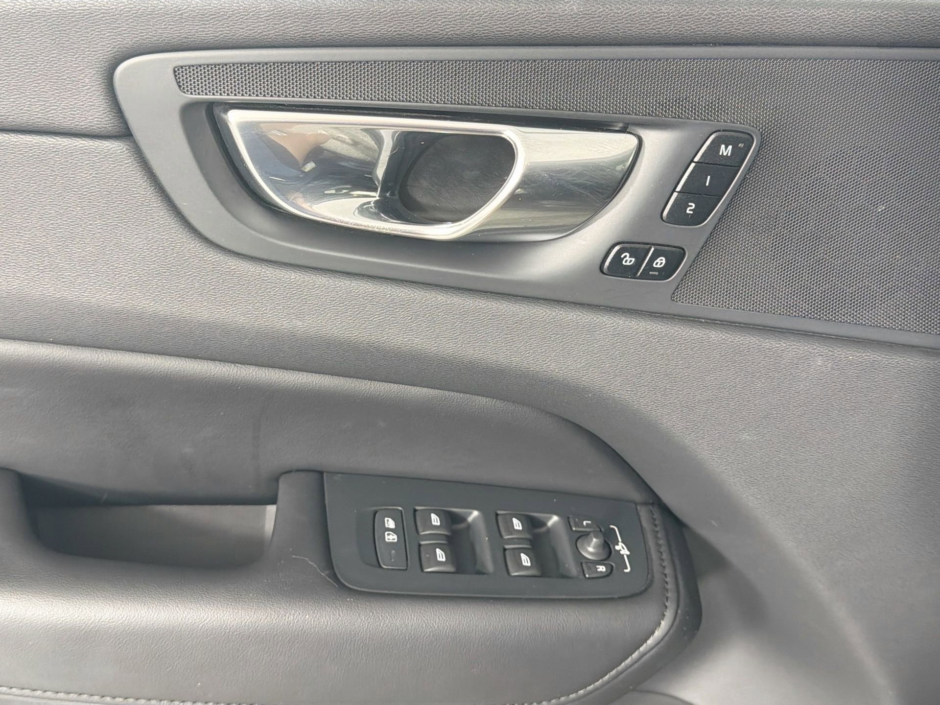 Certified 2023 Volvo XC60 B5 Plus AWD/4WD image 18