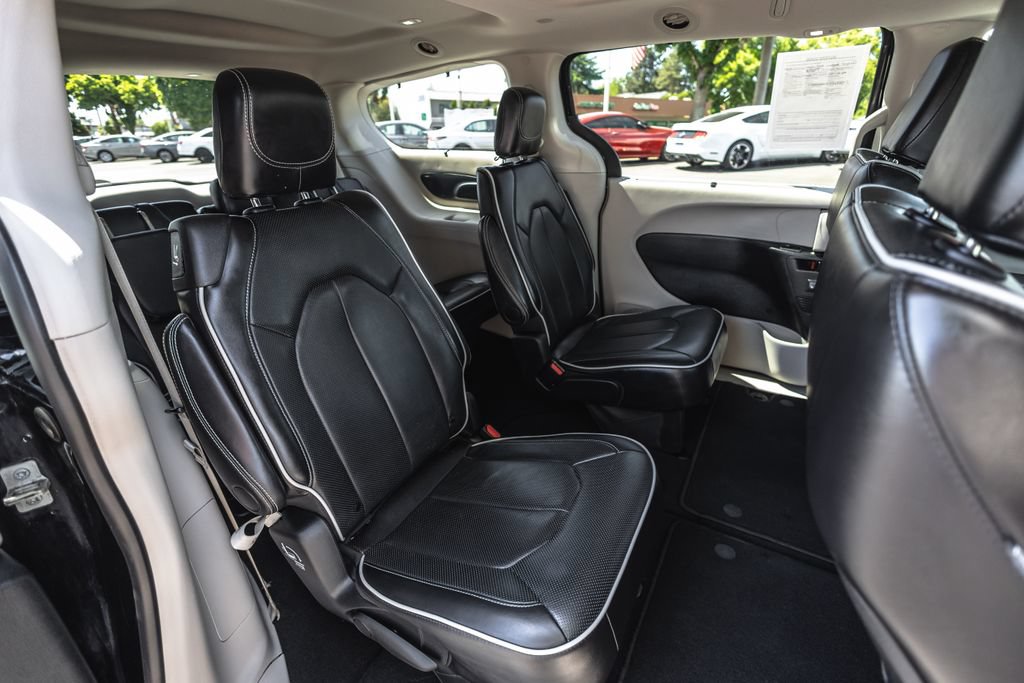 Used 2024 Chrysler Pacifica Limited FWD image 30