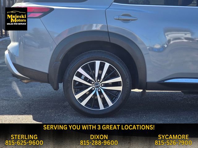 Used 2025 Nissan Pathfinder Platinum image 11