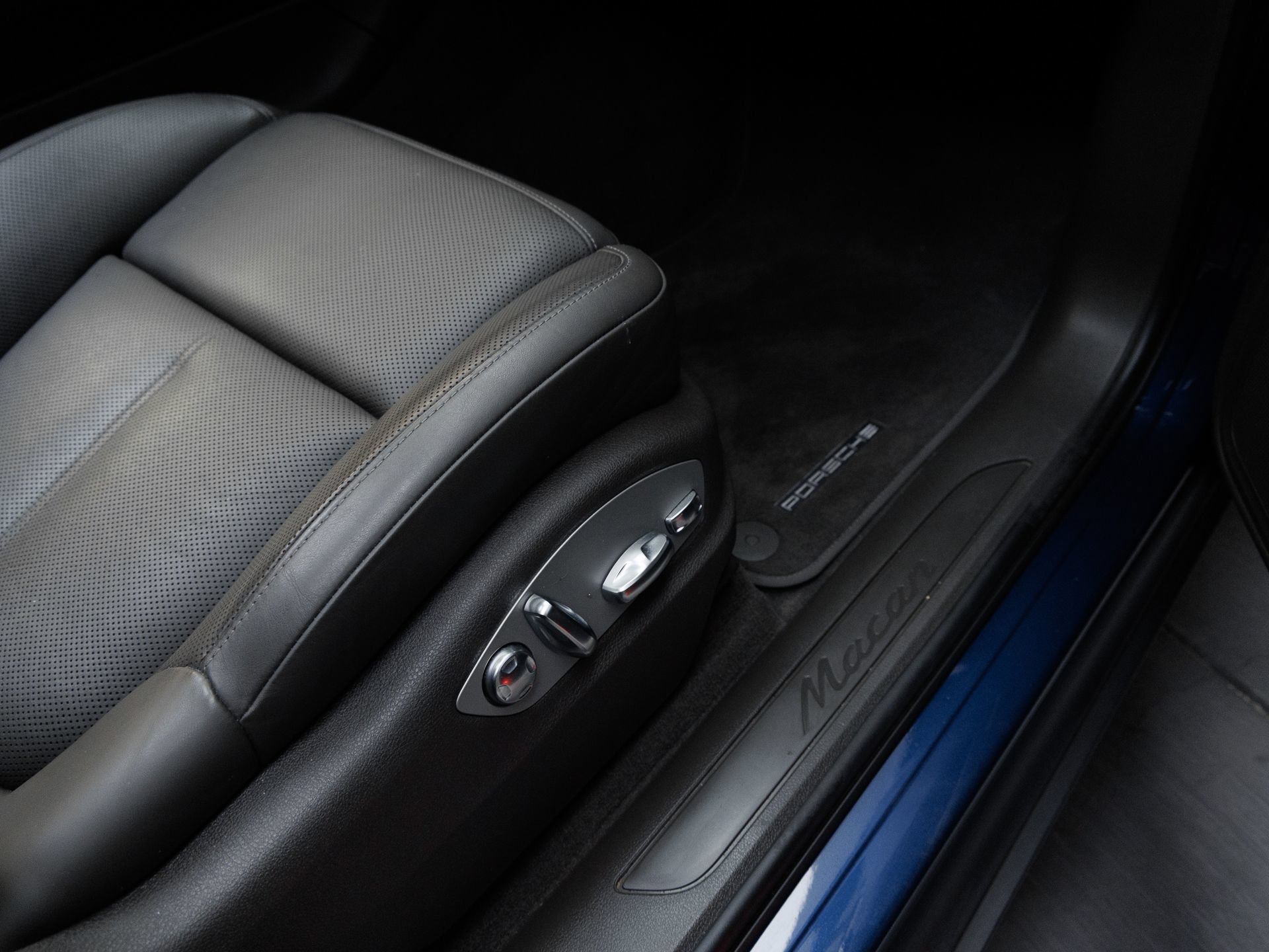 Certified 2022 Porsche Macan AWD/4WD image 36