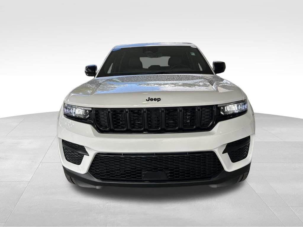 Used 2025 Jeep Grand Cherokee Altitude RWD image 11