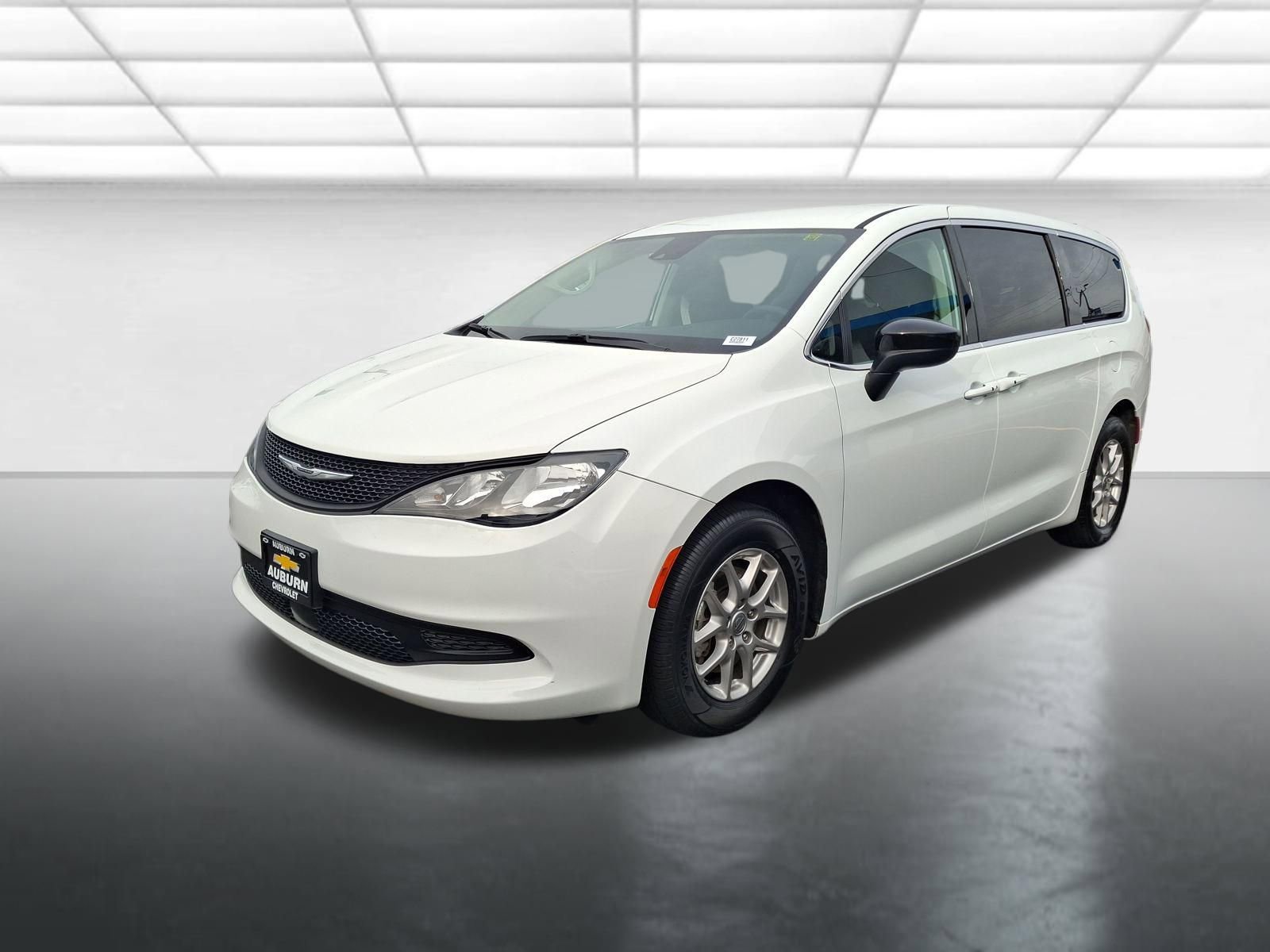 Used 2024 Chrysler Voyager LX image 7