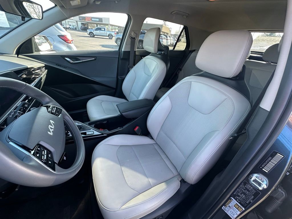 Used 2023 Kia Niro EX image 10
