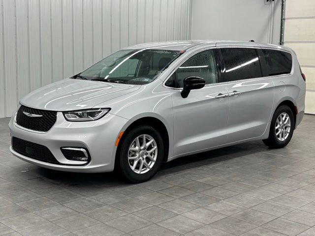 Used 2024 Chrysler Pacifica Touring-L image 5