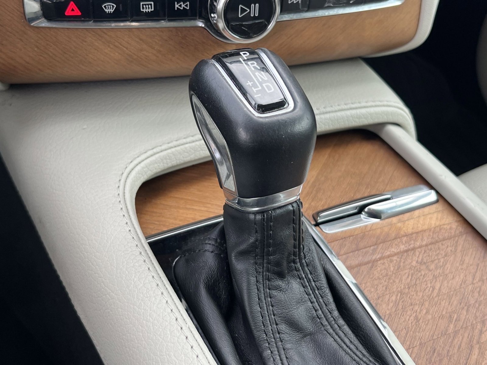 Used 2022 Volvo XC90 T6 Momentum w/ Advanced Package image 17