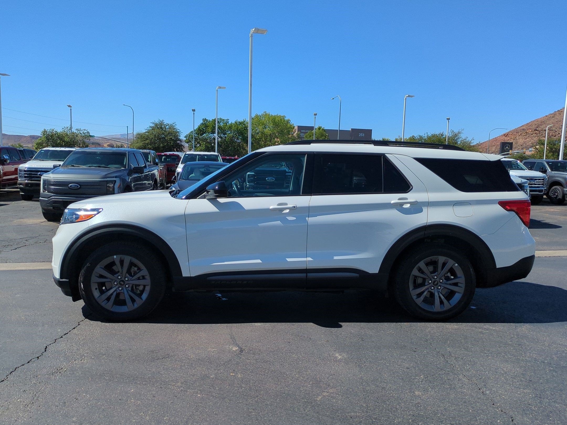 Used 2022 Ford Explorer XLT w/ Equipment Group 202A AWD/4WD image 7