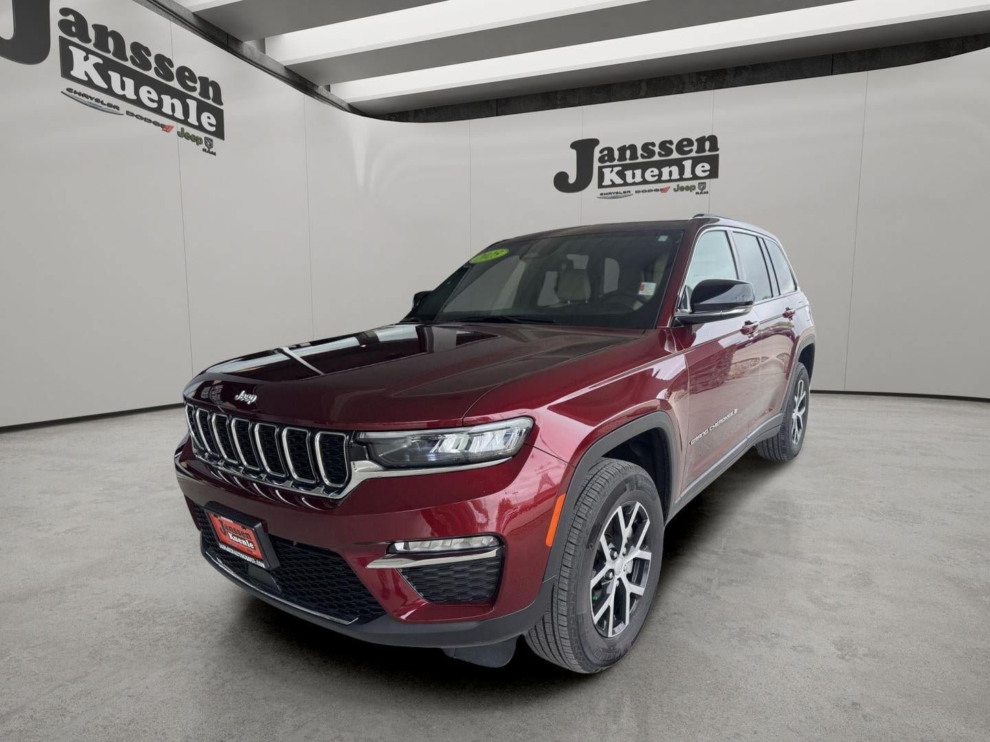 Used 2025 Jeep Grand Cherokee Limited AWD/4WD image 5