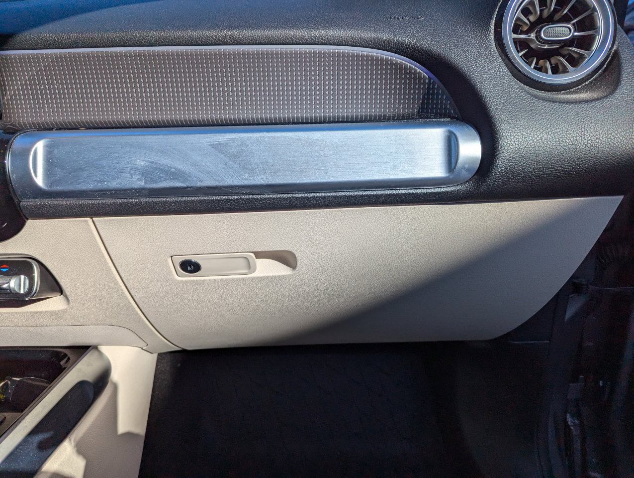 Used 2022 Mercedes-Benz EQB 300 4MATIC image 36